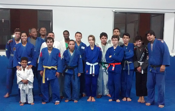 Encerramento da aula de Judô com os alunos na UENF, finalizando o mês de maio com muito empenho dos judocas